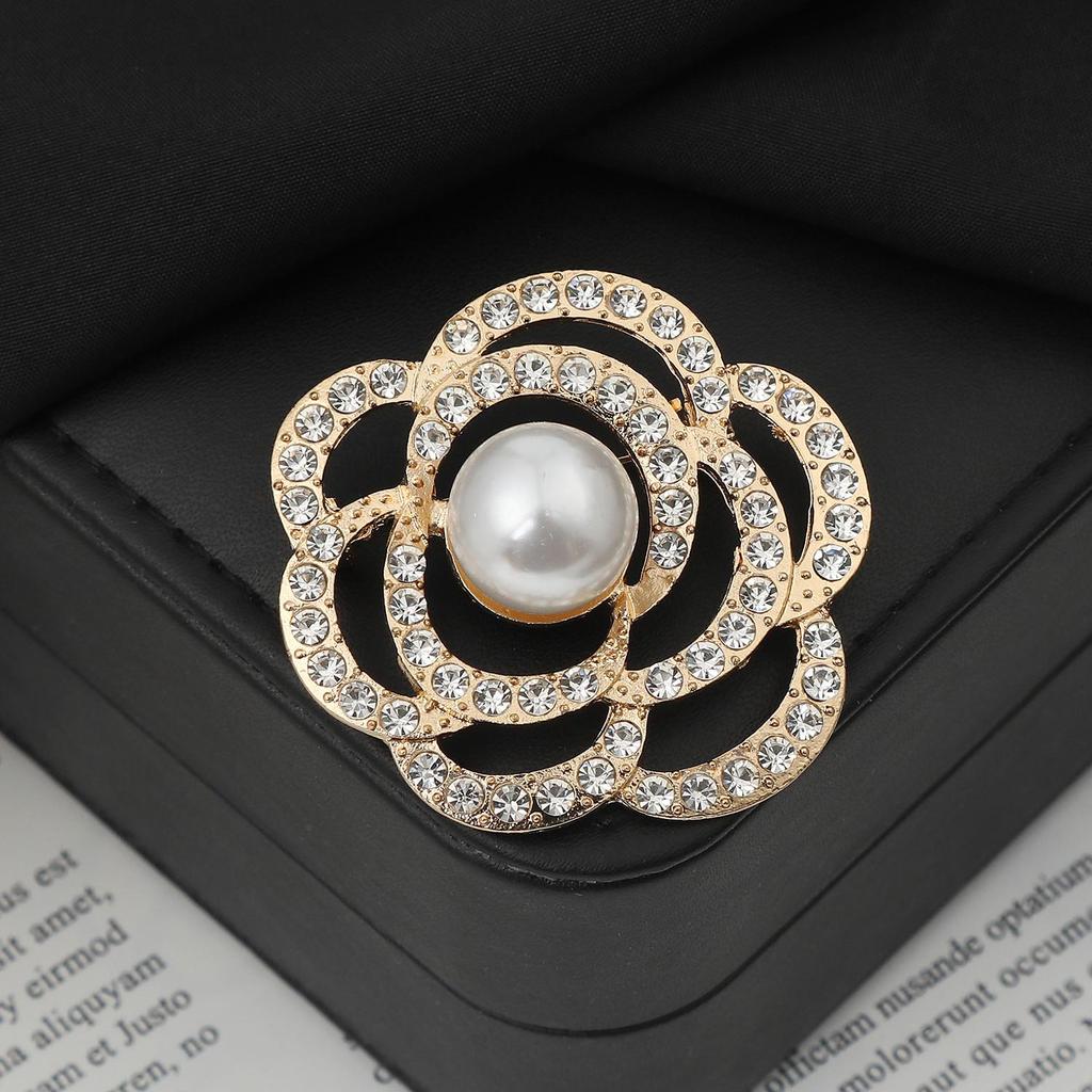 Elegant Versatile Light Luxury Corsage Brooch with Niche Design - Anti-Exposure Pin