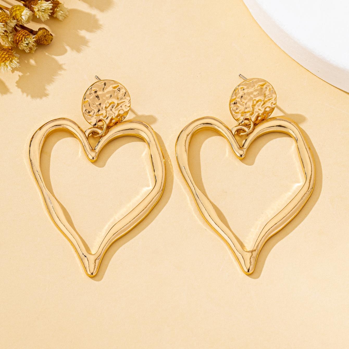 

A Pair of Women s Earrings, Zinc Alloy Large Heart-Shaped Earrings, Suitable for Vacation and Everyday Wear