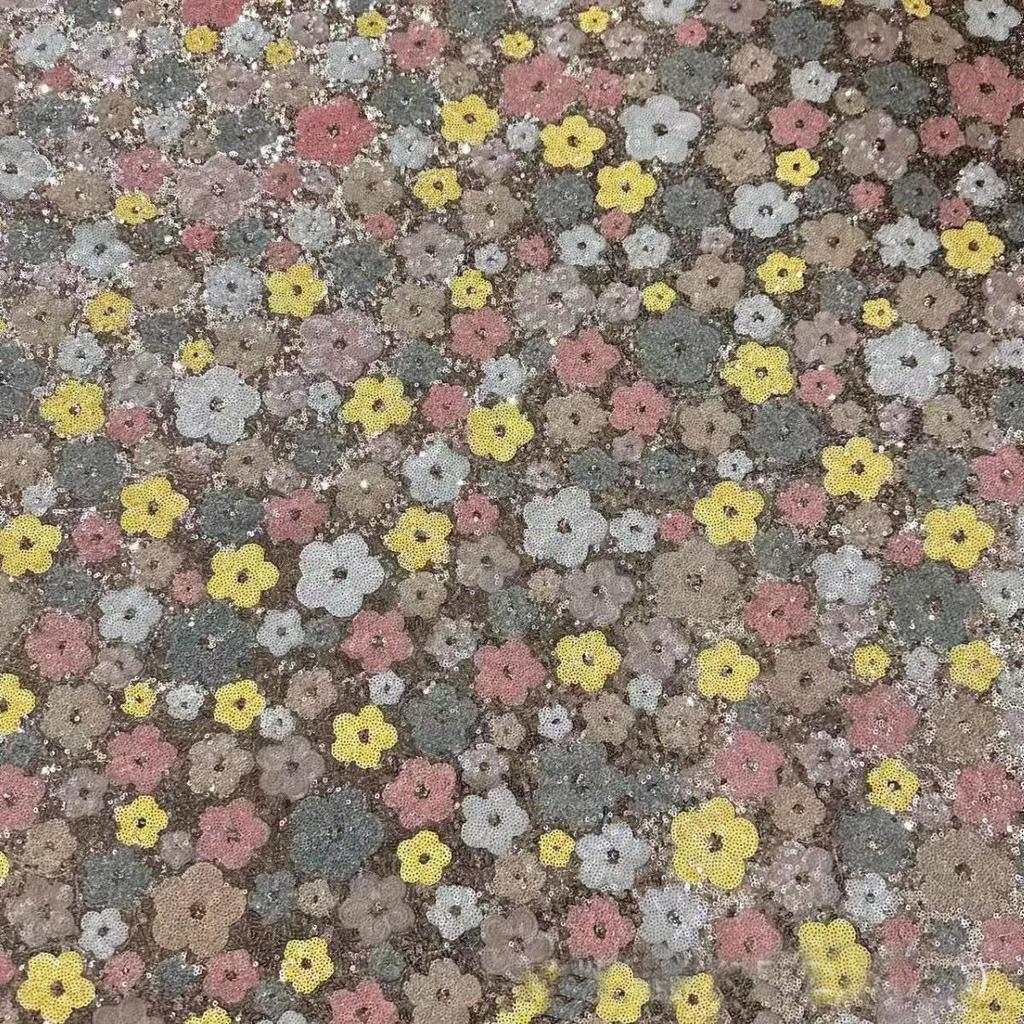 90cm/lot 1,2m široká látka s flitrovou výšivkou a korálky s motivem květu švestky, dámské svatební a vystoupení oděvy, obuvní materiál, taška, módní látka