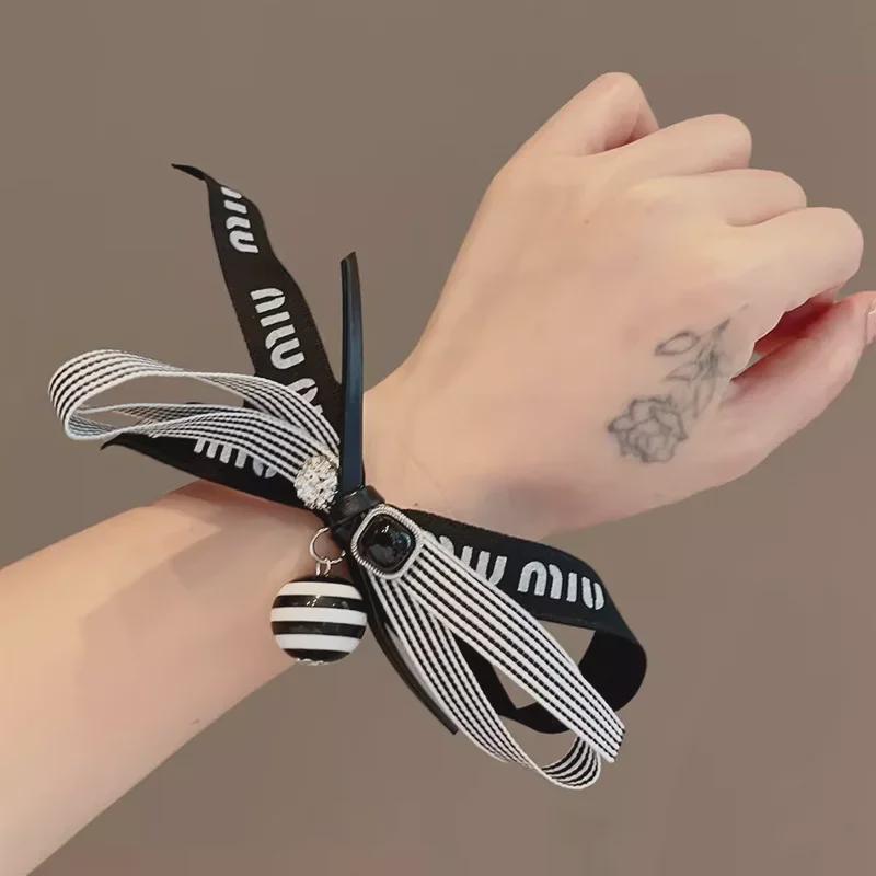 2025 Französisches Retro Schwarzes Gestreiftes Schleifen-Haarband mit Bandblumen-Akzent für Tiefe Pferdeschwänze