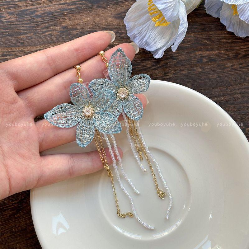 

Серьги-гвоздики с ручной вышивкой, контрастного цвета, с кристаллами в виде цветов, женские, преувеличенно милые, для атмосферы сладкой нежности, для путешествий на море, для отпуска Blue Embroider flower earrings-Silver Needle