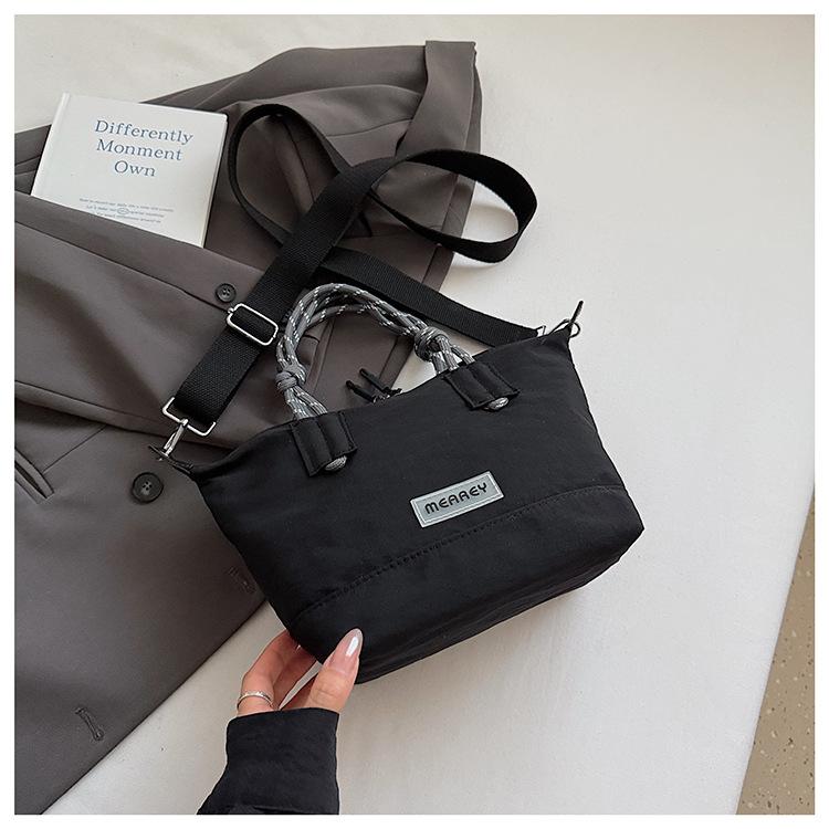 

2025 new Korean version, simple and lightweight nylon tote bag, large-capacity commuting shoulder bag, student class commuting bag чёрный