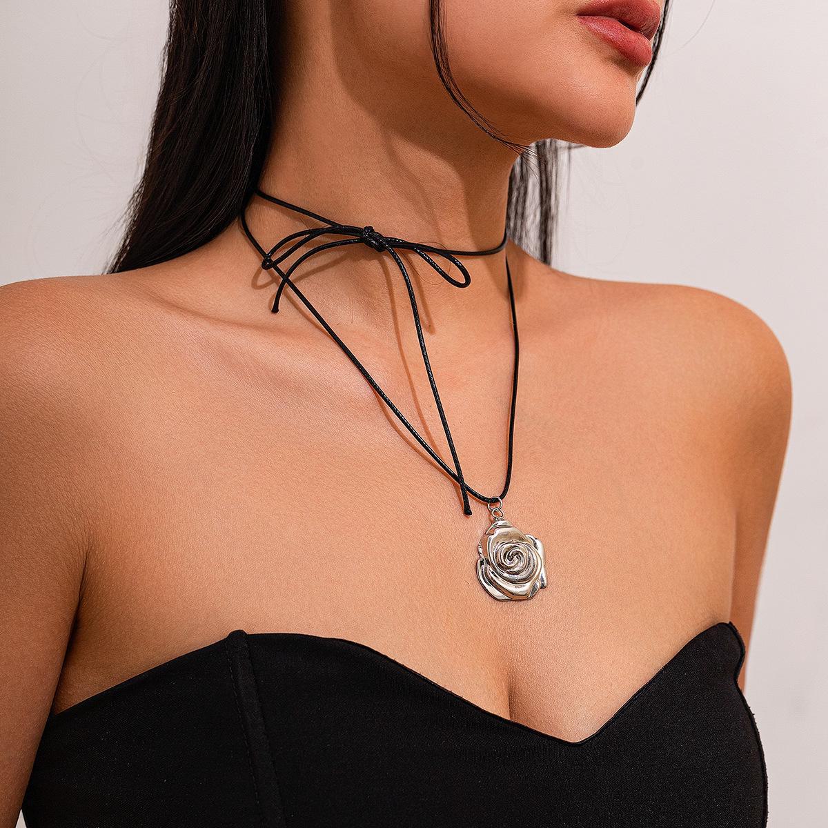 

Геометрическое кожаное ожерелье с вощеной линией и неровной полой подвеской — европейский и американский хип-хоп стиль