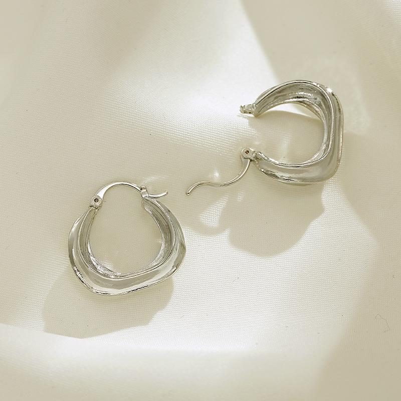 

2023 Европейские и американские ретро металлические текстурированные серьги-пусеты неправильной формы: Стиль подиума B371