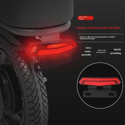 Motocicleta elétrica de três rodas com luz traseira e farol de dupla função com acessórios de aviso de direção e luz de placa de licença