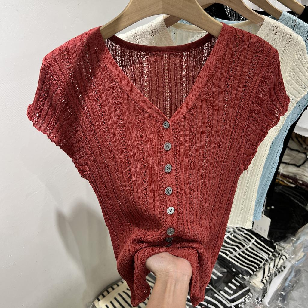 A Stylish V-neck, Hollowed-out Short-sleeved T-shirt for Women, A New Summer Thin Knitted Top That Is Slimming and Flattering