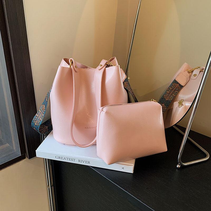 Wholesale Bags Women's 2025 Autumn New Fashion Shoulder Bag Commuting To Work Soft Leather Large-capacity Bucket Bag