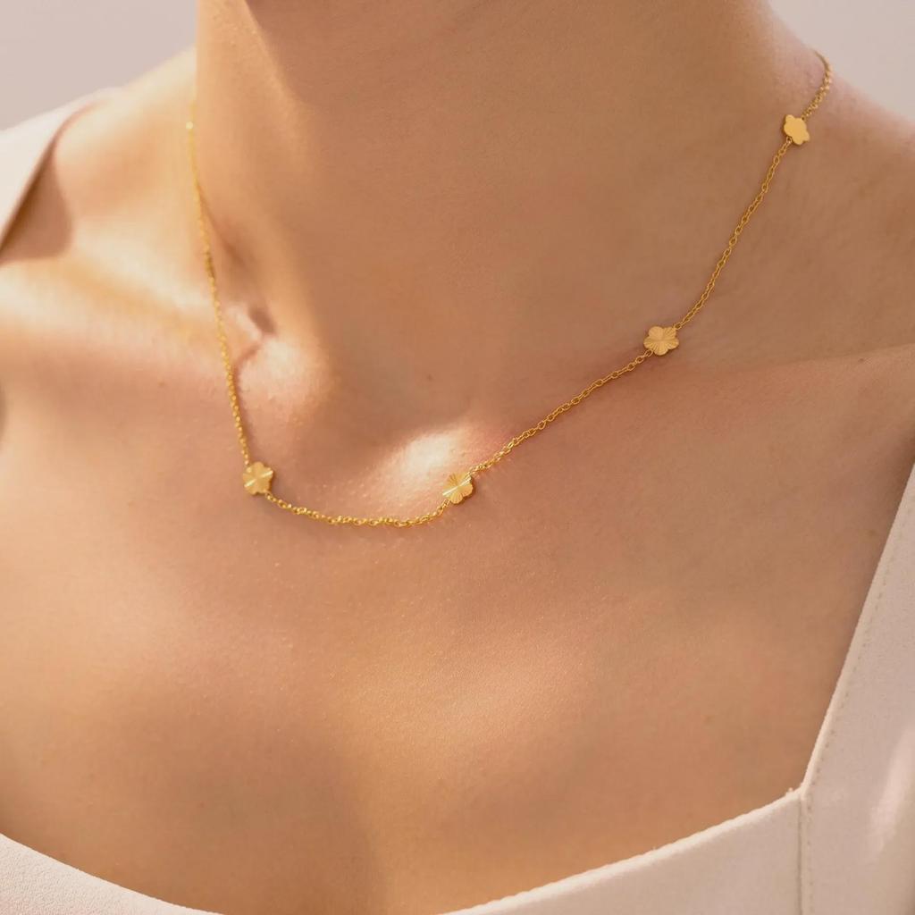 Elegant European & American Ins Style Small Flower Clavicle Necklace, 18K Gold-Plated Titanium Steel, Niche Design for Women