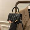 Väska med rombmönster dam ny trendig bärbar liten fyrkantig väska modekedja enfärgad axelremsväska