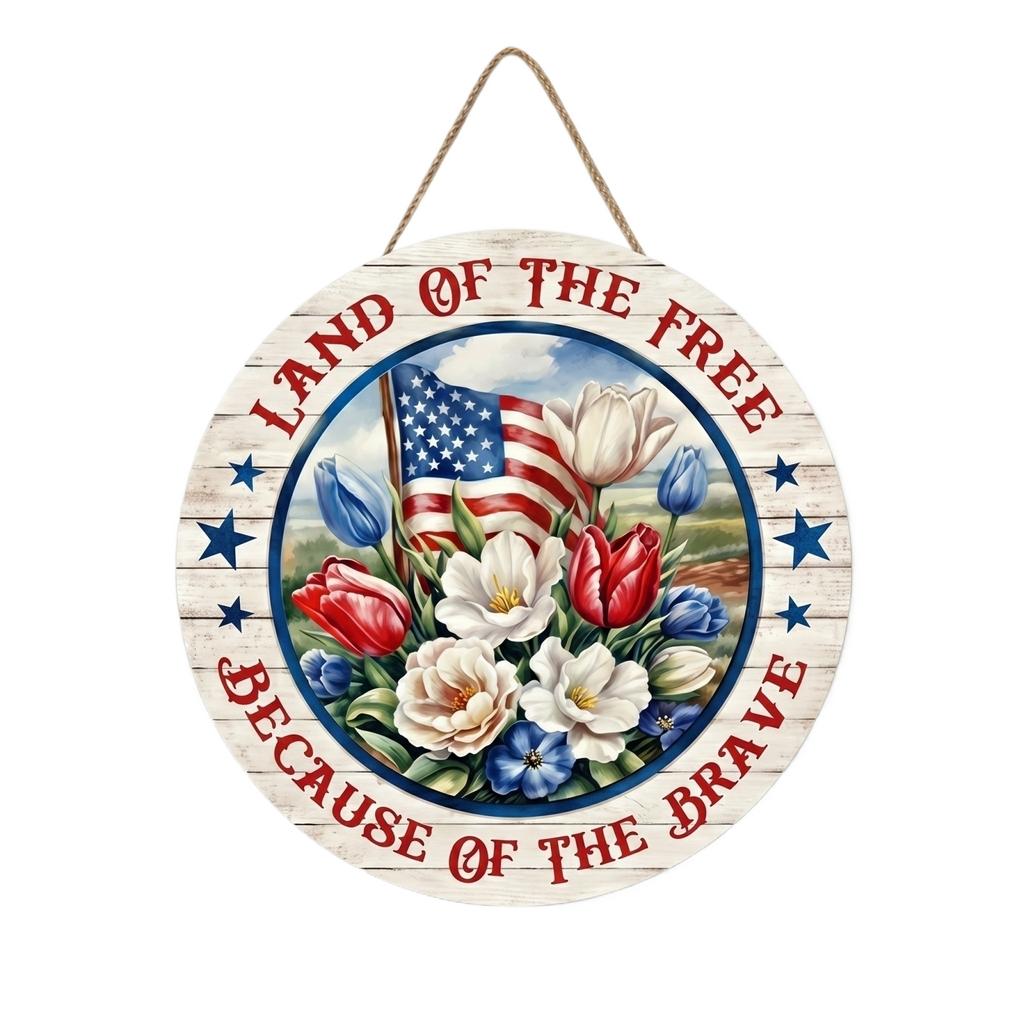 Rustic Wooden Hanging Sign Patriotic Wall Decor with Floral Design and Flag Motif for Seasonal Home Decoration Indoor Outdoor Display