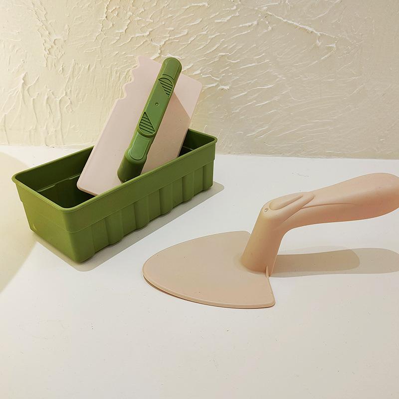 

Детские пляжные игрушки, лопата, песочница, замок, здание, песочные кирпичные стены, формы, инструменты, летние игры на открытом воздухе, дети играют в воду, песок, игрушки