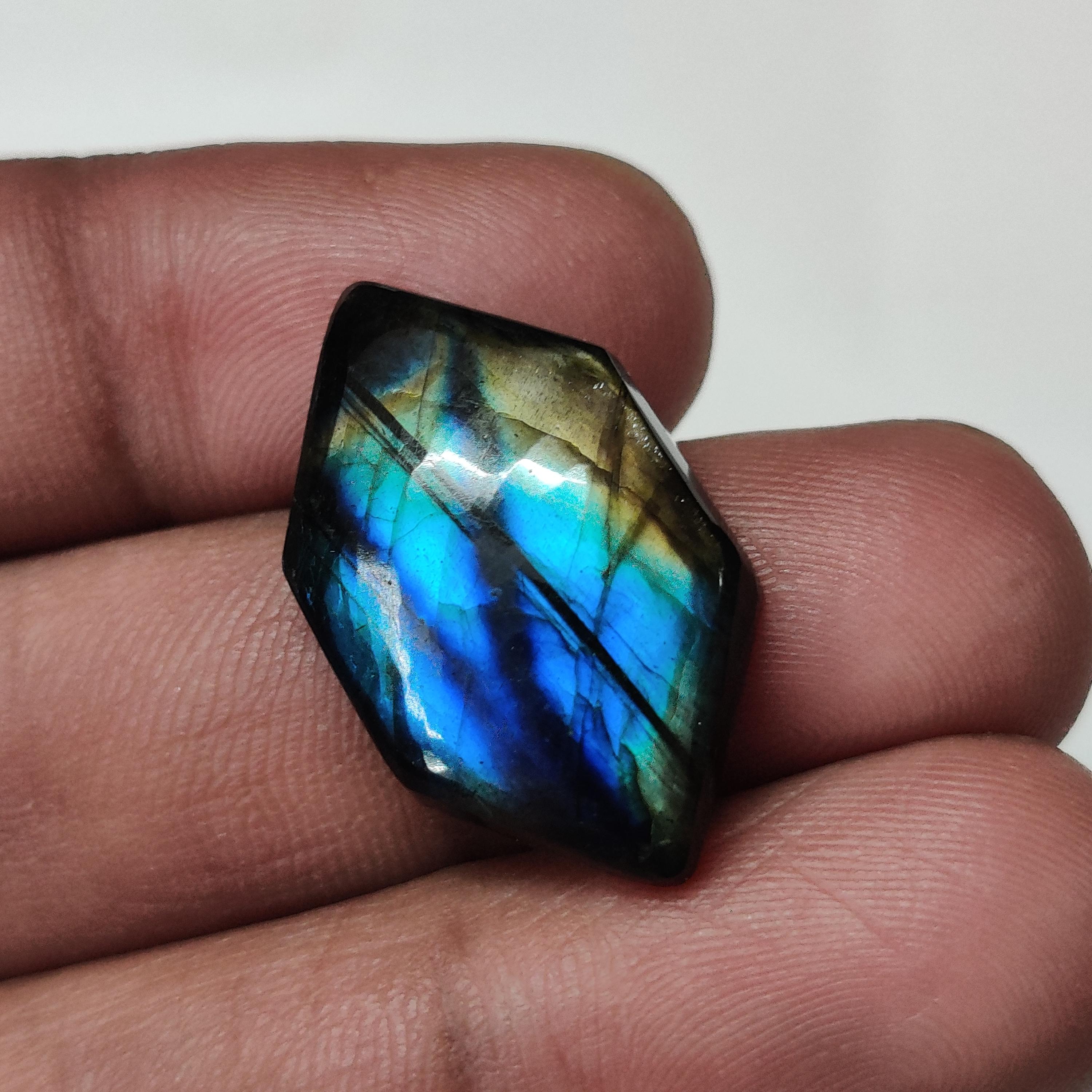 

Красивый кабошон из натурального лабрадорита необычной формы с мульти-вспышками, 21,50 карата, размер 27x16x6 мм. 21.50 Carat 27x16x6 MM