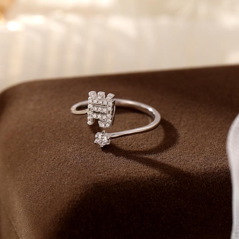 Bague de luxe pour femme Banyan Tree en argent avec nom de famille - Design personnalisé haut de gamme pour l'index