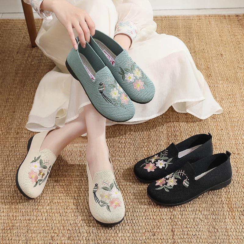 Beijing Style Women's Embroidered Cloth Shoes - Non-Slip, Lightweight, Breathable, Fly-Knit Sole for Middle-Aged and Elderly.