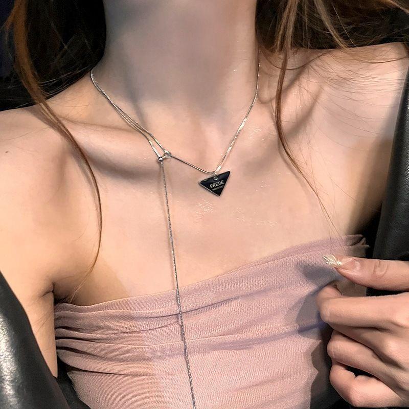 

Niche design sense triangular standard necklace fashionable versatile does not fade short pendant sweater chain men and women couple chain