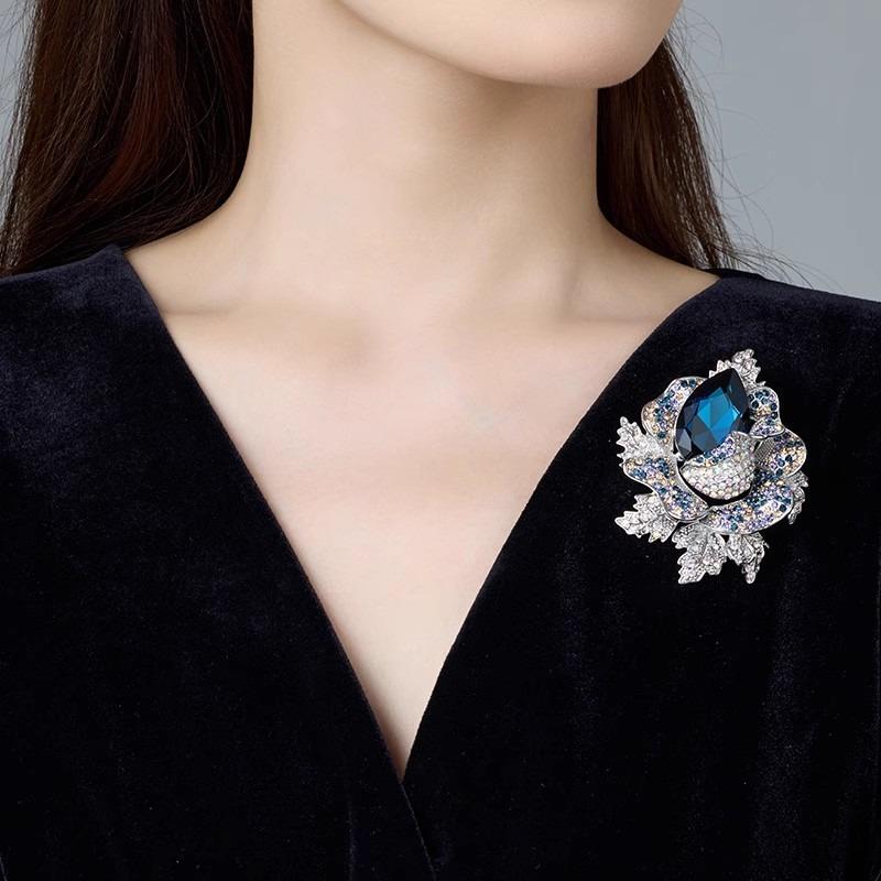 The Dazzling Rose Brooch Is A High-end Women's Fashion and Versatile Brooch with A Niche Design Sense