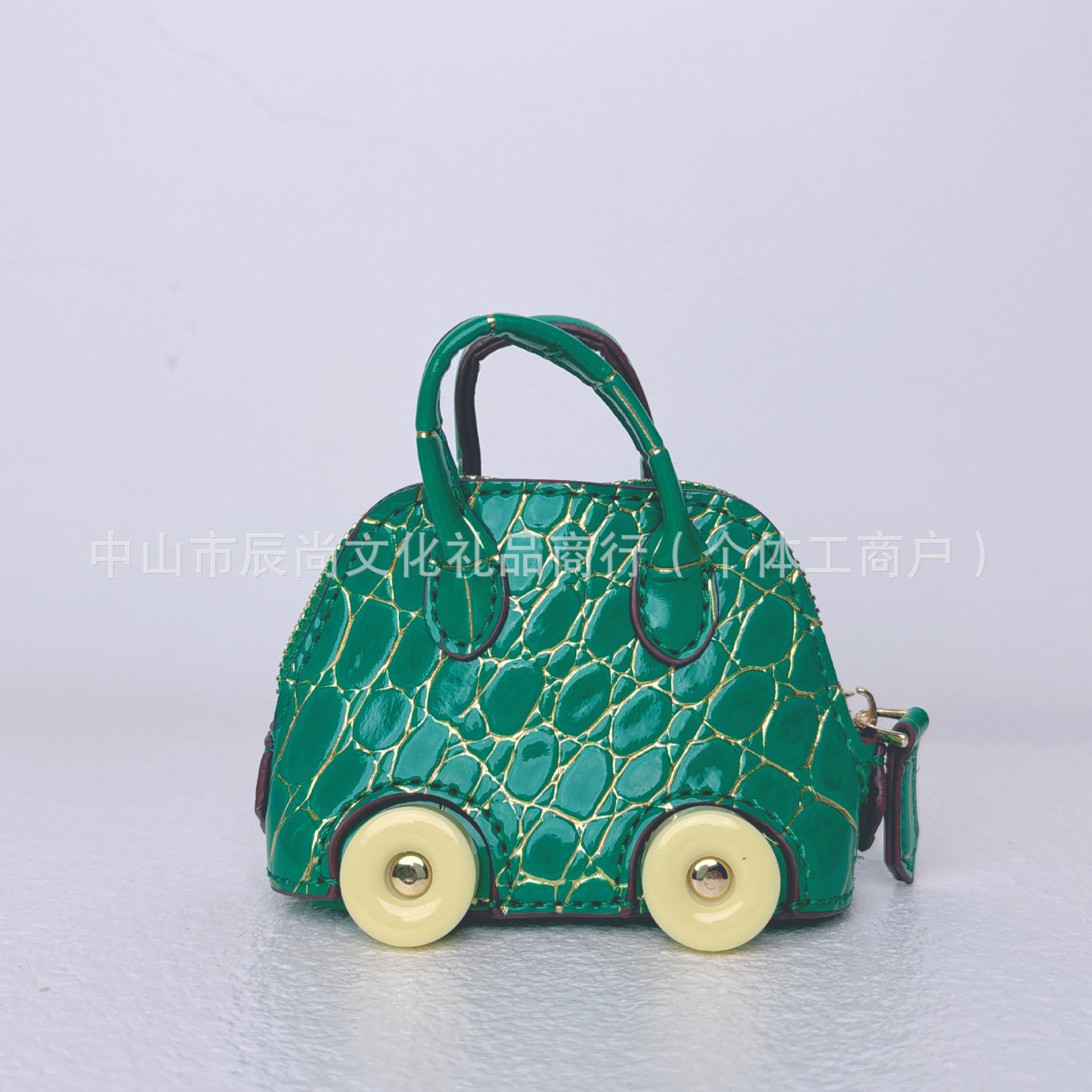 

Новая мини-сумка-ракушка из лакированной кожи с тиснением под змеиную кожу и брелок с подвеской и держателем для наушников