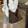 Leopard print tote bag, women's high-end sense niche underarm bag, lazy wind single shoulder crossbody packaging, large-capacity single shoulder bag.