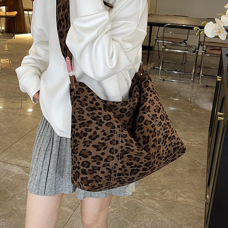 Leopard print tote bag, women's high-end sense niche underarm bag, lazy wind single shoulder crossbody packaging, large-capacity single shoulder bag.