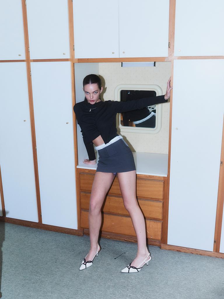 Kkudeubaeng Dark Short Skirt
