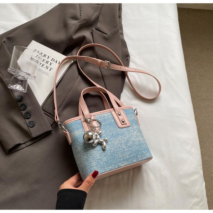 

Simple foreign style portable bucket small bag women 2025 new Korean version shoulder messenger bag hot diamond commuter small bag without pendant розовый