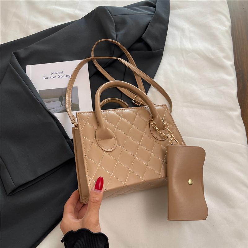 

Сумка-бриллиант из вышивальной нити 2025 новая модная одноплечевая зарубежная газовая сумка для ребенка и матери маленькая квадратная сумка простая личность портативный мессенджер хаки