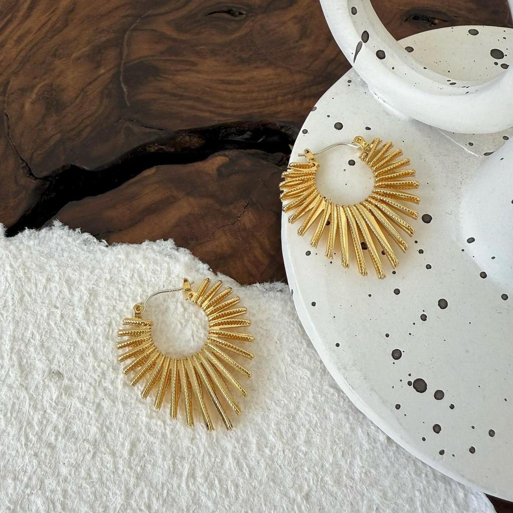 Exquisite Heart-Shaped Earrings: Unique, High-End Ethnic Style with an Exaggerated Design for a Luxurious Touch.
