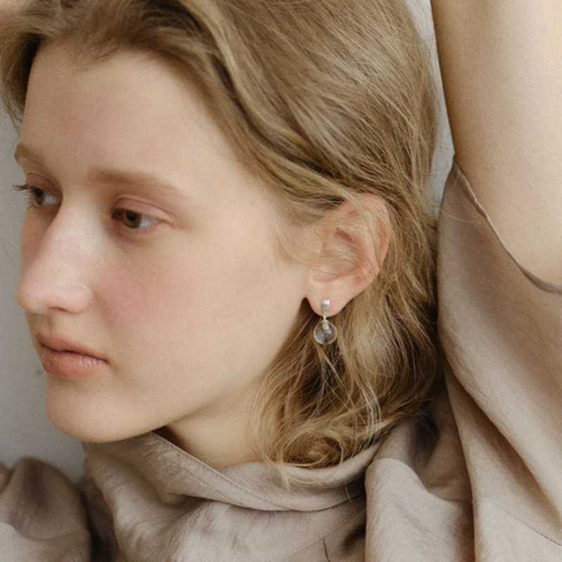 Ovbeige [VEI] 925silver WHITE QUARTZ BELL EARRINGS