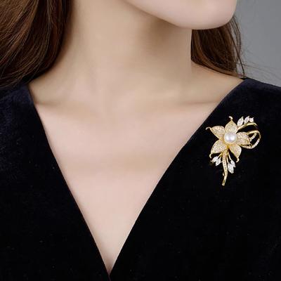 Exquisite Flower Pearl Brooch  Metal Lapel Pins For Women Girls Versatile Shiny Corsage Clothing Accessories Gifts