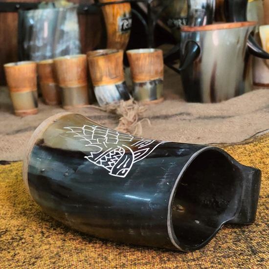 Lot de 2 mugs en corne de Viking sur socle en bois Mug à hydromel médiéval Cadeau pour lui