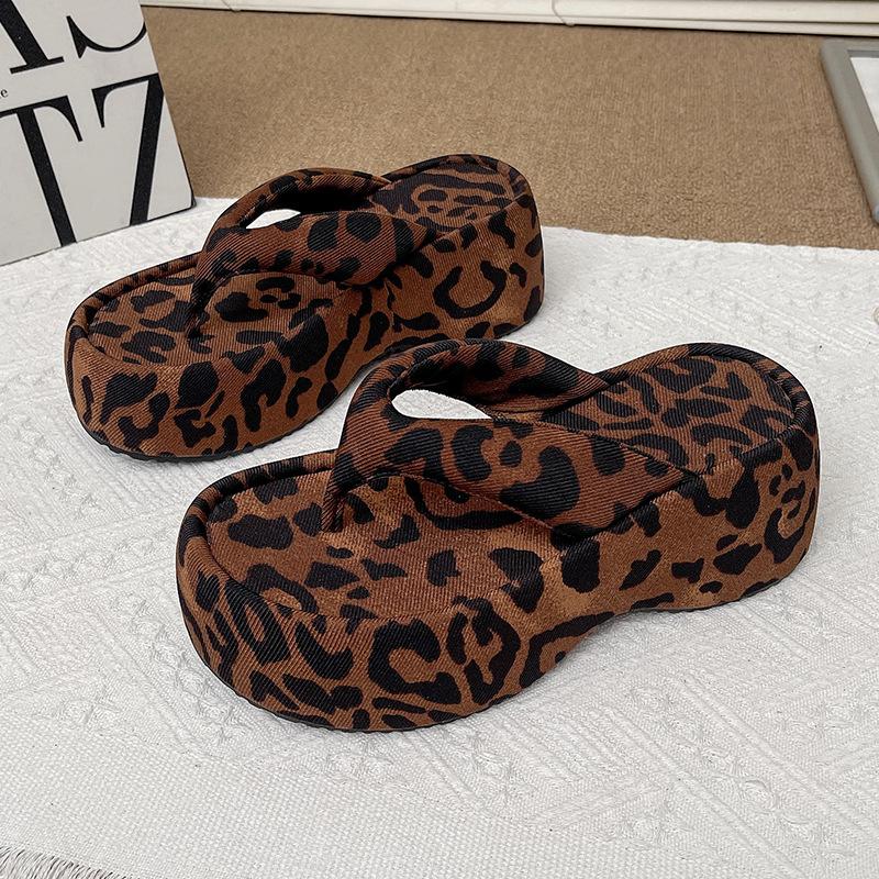 

2025 summer small man height increase flip-flops women summer slope heel fashion versatile slippers thick bottom cool slippers 40 леопард друку кольору