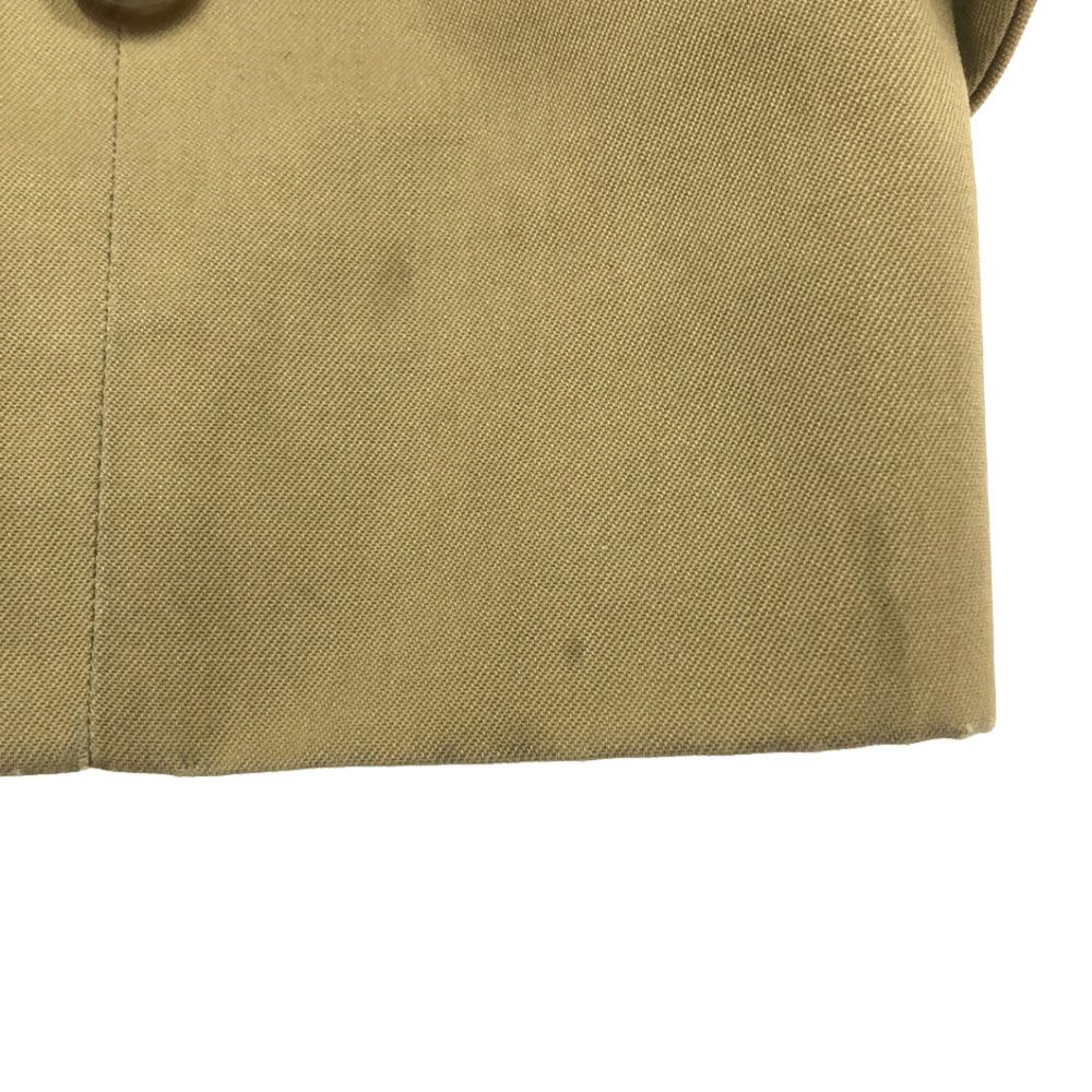 Burberrys 90-talls kåpe med krage i rustfritt stål, beige. Fôr inkludert. Brukt av eldre kvinner.