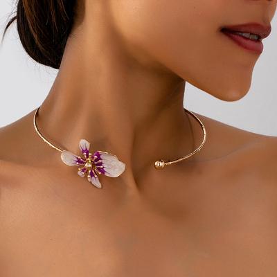 Ein schlichter und eleganter Damen-Choker mit einem bunten Blumendesign, ein süßes und romantisches Schmuckstück, geeignet für den Alltag und den Urlaub