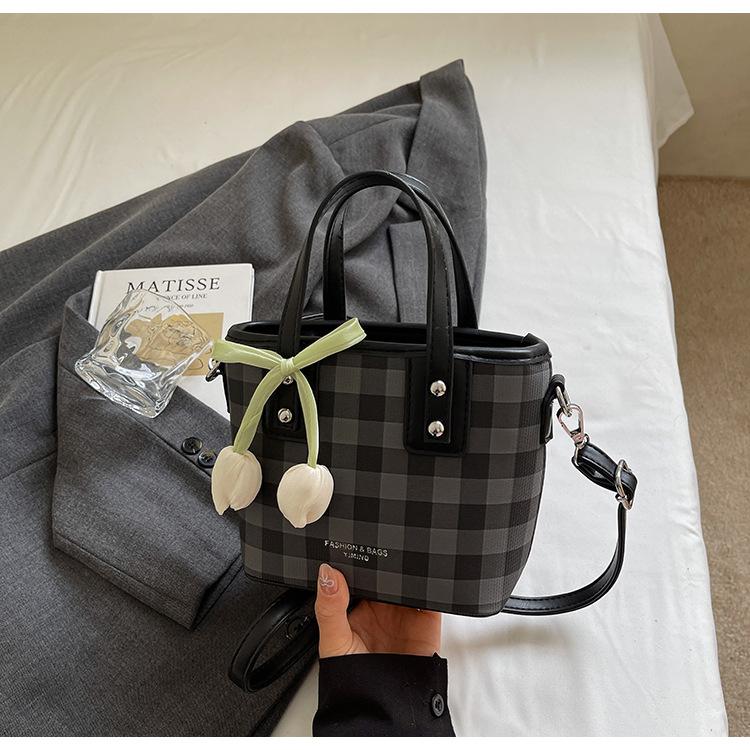 

Fashion niche high-end bag women s bag 2025 new trendy shoulder messenger bag fashionable and simple portable bucket bag чорний