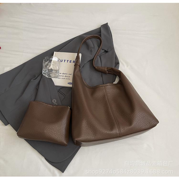 

Large capacity bag women s autumn and winter 2025 new fashion shoulder bag casual retro child and mother bucket commuter tote bag коричневий