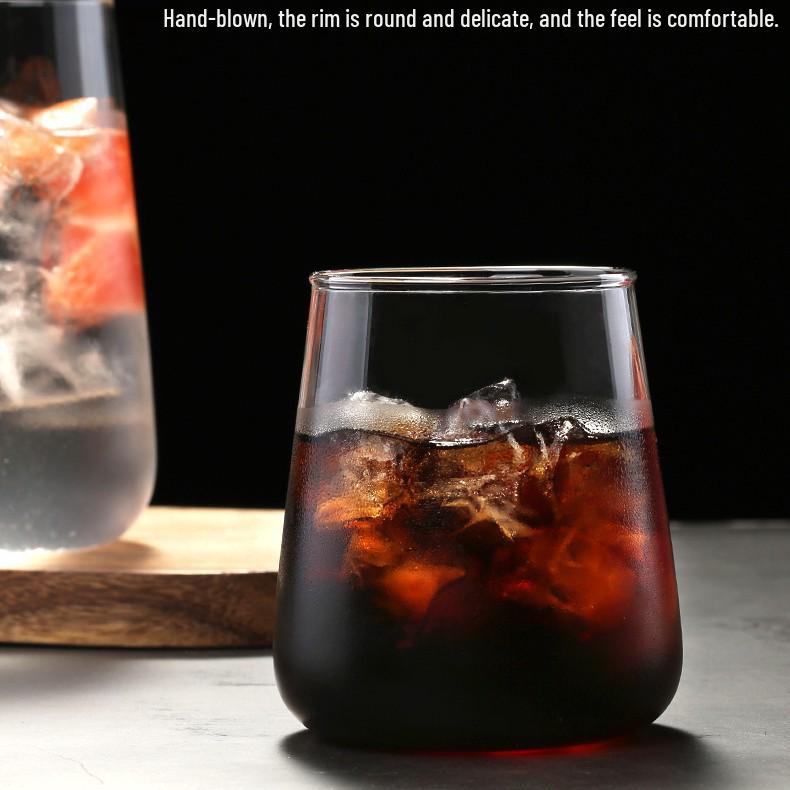 

Прозрачный стакан с большим животом в скандинавском минималистичном стиле для сока, напитков или пива