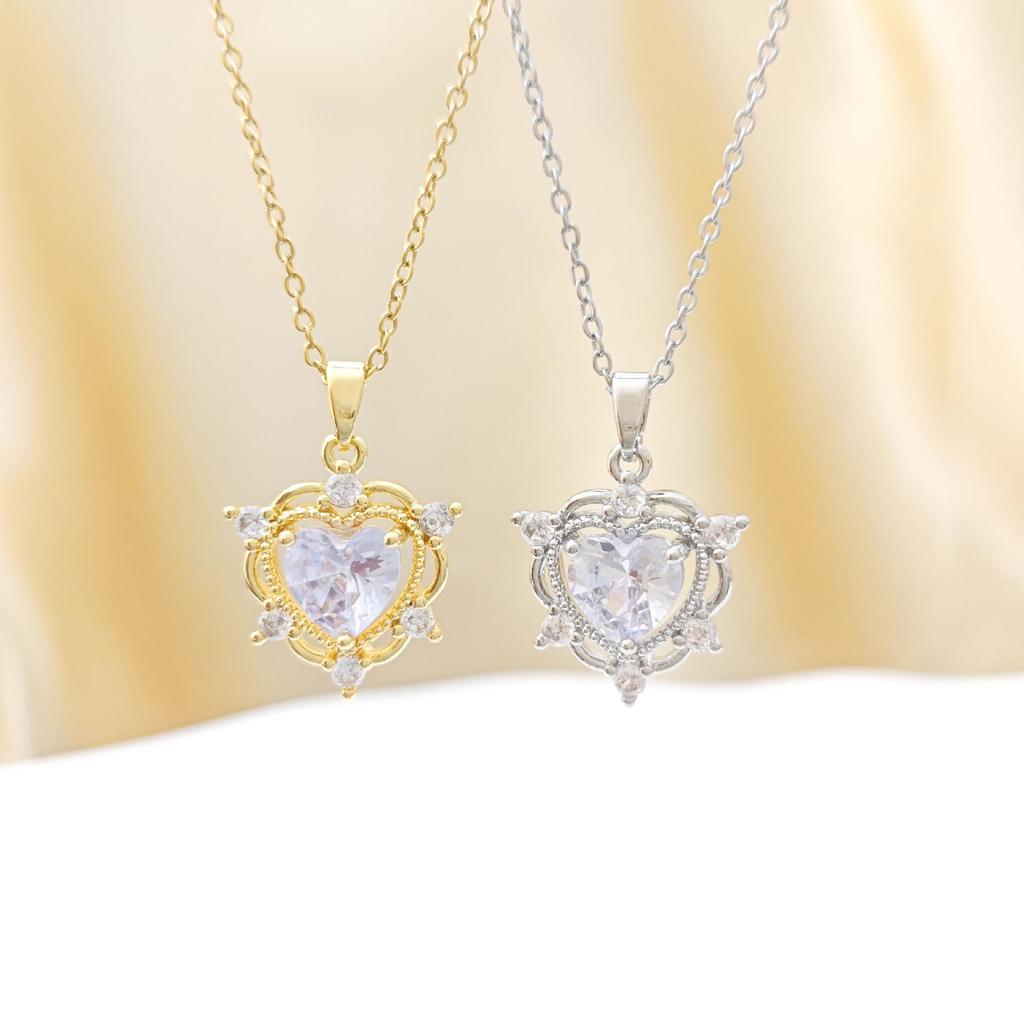 Heart-Shaped Zirconia Pendant Necklace – A Luxurious, Fashionable Accessory