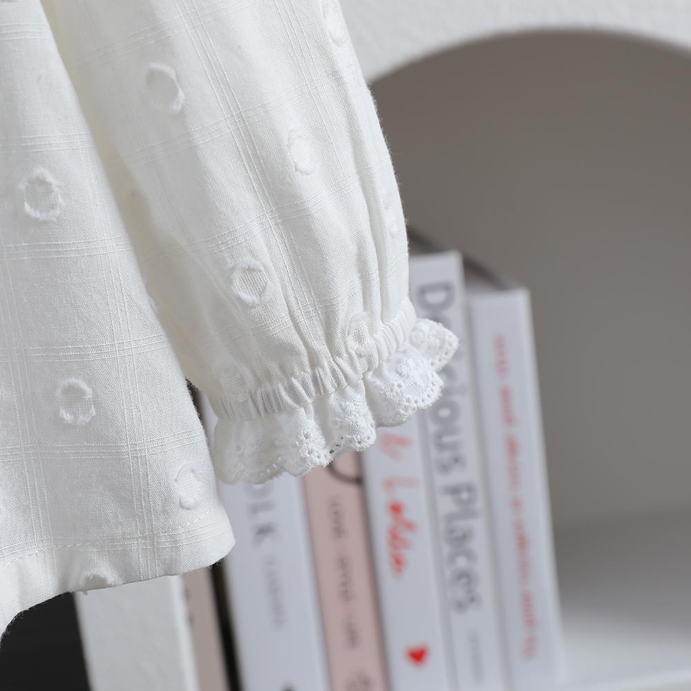 Słodka biała koszula dla dziewczynki z długim rękawem, teksturowane kropki, koronkowy kołnierzyk, naszywka z misiem, bawełna, odzież dziecięca 2025 nowy styl