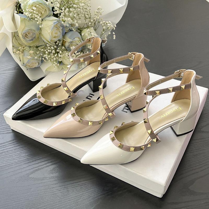 Schwarz-weiße spitze Nieten-High Heels Damen dicker Absatz Frühjahr 2025 neu halbe Tasche Kopf Wort mit Sandalen einzelne Schuhe Damen