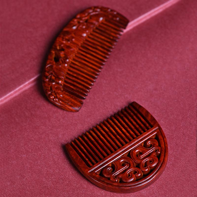 Indischer Rosenholz-Kamm mit geschnitzten kleinen Blättern - Holzkamm mit rotem Holzmuster