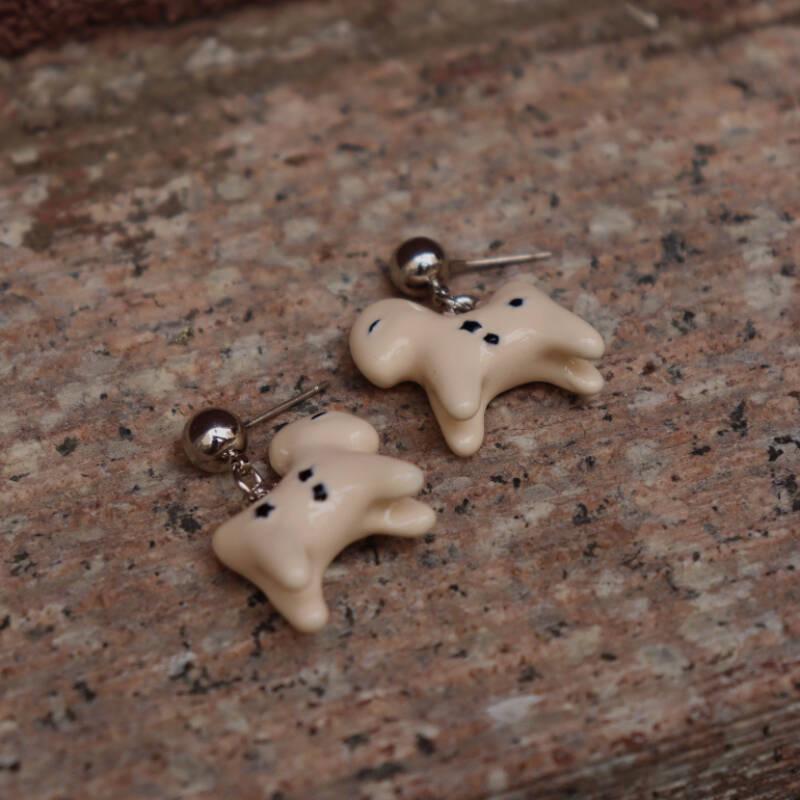 Emaille Pferdeanhänger Halskette mit Lapislazuli-Perlen – Lässiger Urlaubsstil