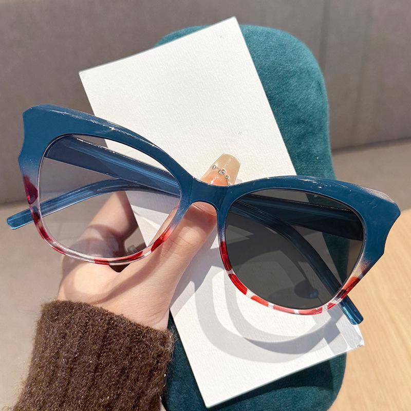 Retro Cat-Eye Color-Changing Women's Reading Glasses with Anti-Blue Light, High-Definition Lenses, and Ultra-Light Frame