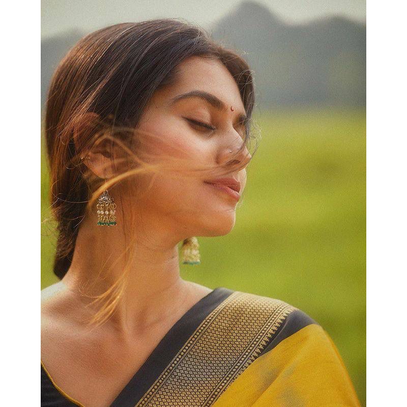 Jedwabne Saree ze sklepu ALMAARI ozdobione jest piękną pracą Zari w formie tradycyjnych motywów.