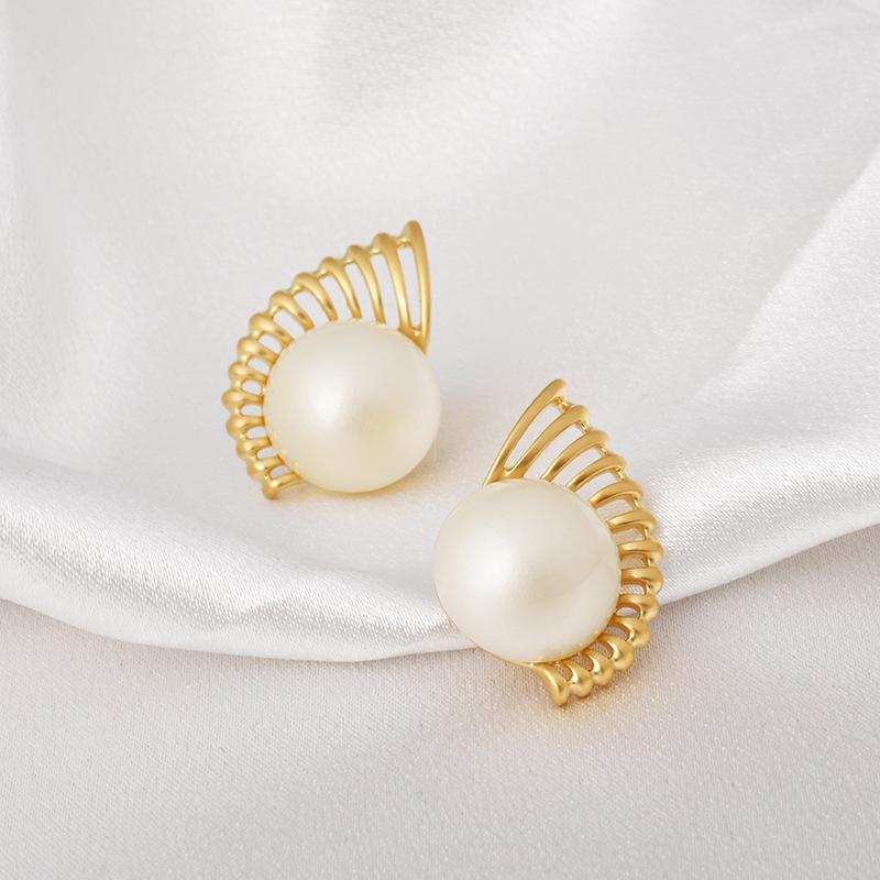 Vintage Fan-Shaped Pearl Stud Earrings Personalized Hollow Gold Plated Elegant Jewelry for Women