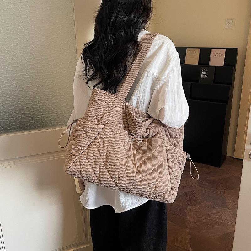 New 2026 Women's Large Capacity Diamond Pattern Tote - Fashionable, Simple Solid Color Handbag for Commuting and Everyday Use.