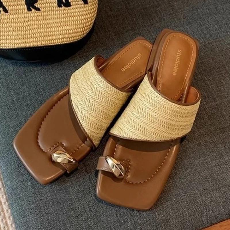 Fashion Retro Weaving Low Heel Slippers Women Fashion Metal Decoration Clip Toe Flip-flops Summer Elegant Brand Designer Beach Sandals