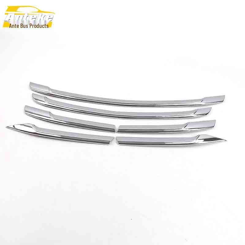 

Хромированная накладка на центральную решетку и декоративная полоса для защиты от царапин на бампер капота.