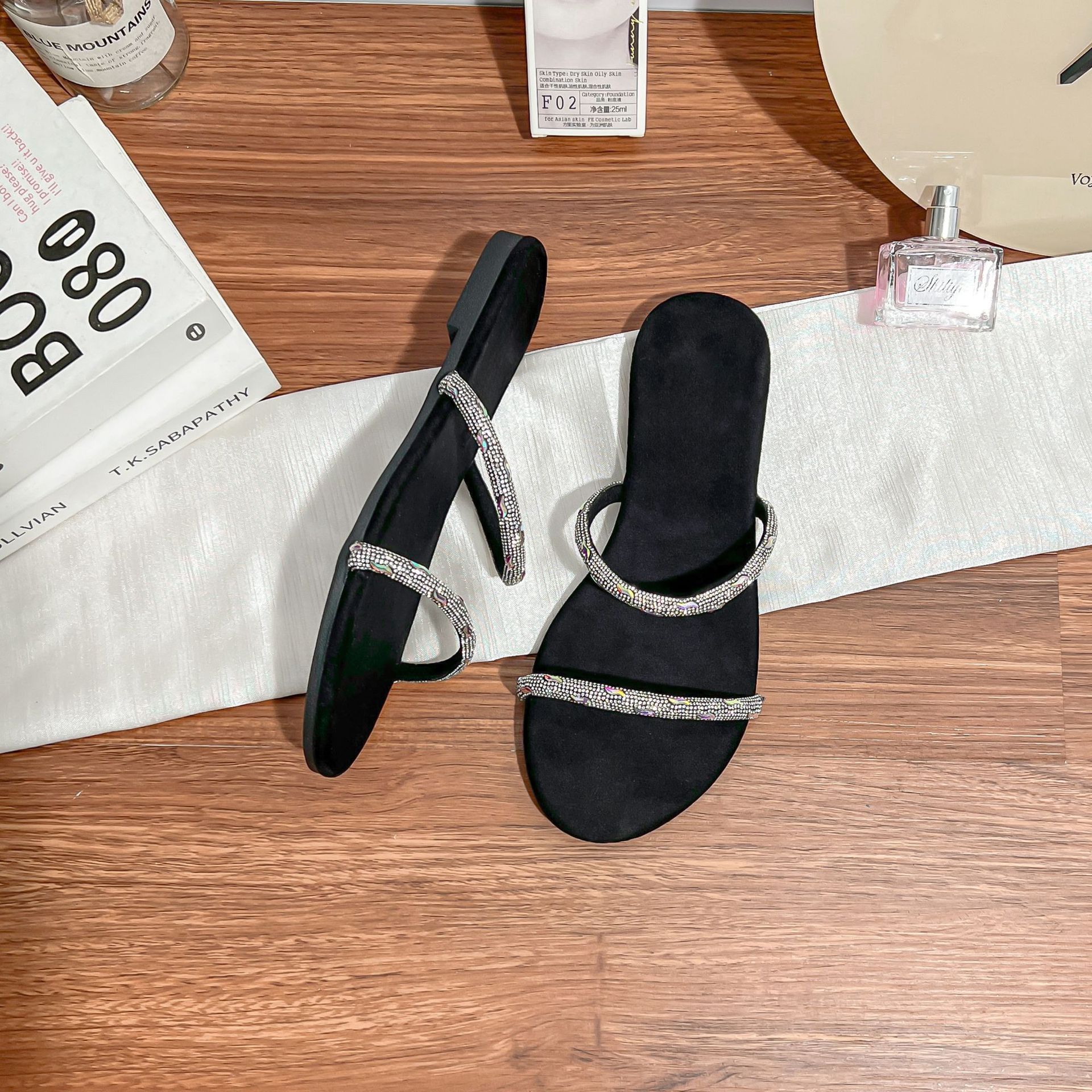 

Fairy wind flat bottom cool slippers female outer wear high sense sparkling rhinestones word with sandals female fashion 2025 summer 39 чёрный