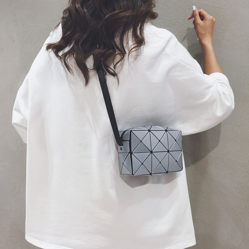 

Стеганая мини-сумка для мобильного телефона в нишевом стиле «Купидон» с геометрическим узором Silver