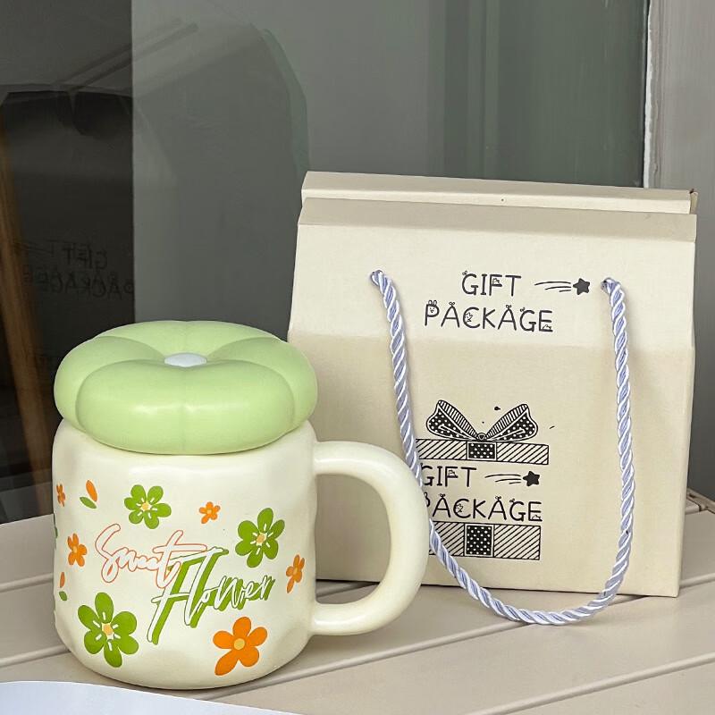

Deouxingguang Small Flower Ceramic Mug with Lid